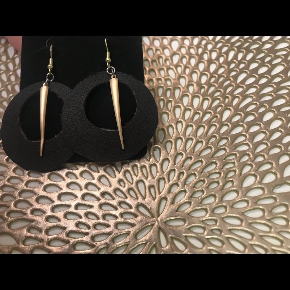 Handle made leather round earrings